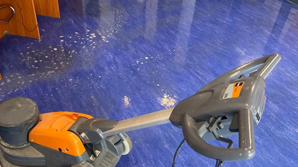 schijfmachine tijdens schoonmaken marmoleum vloer