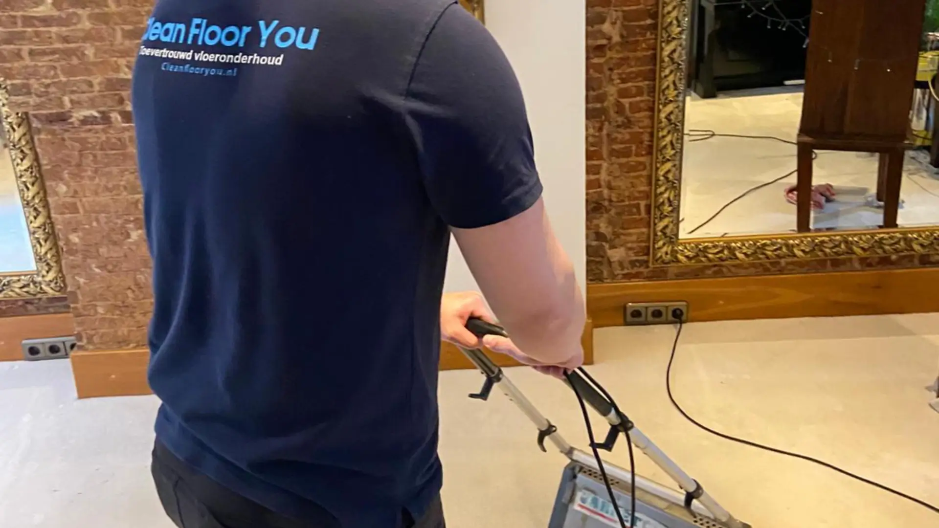 Medewerker Clean Floor You bezig met reinigen tapijt
