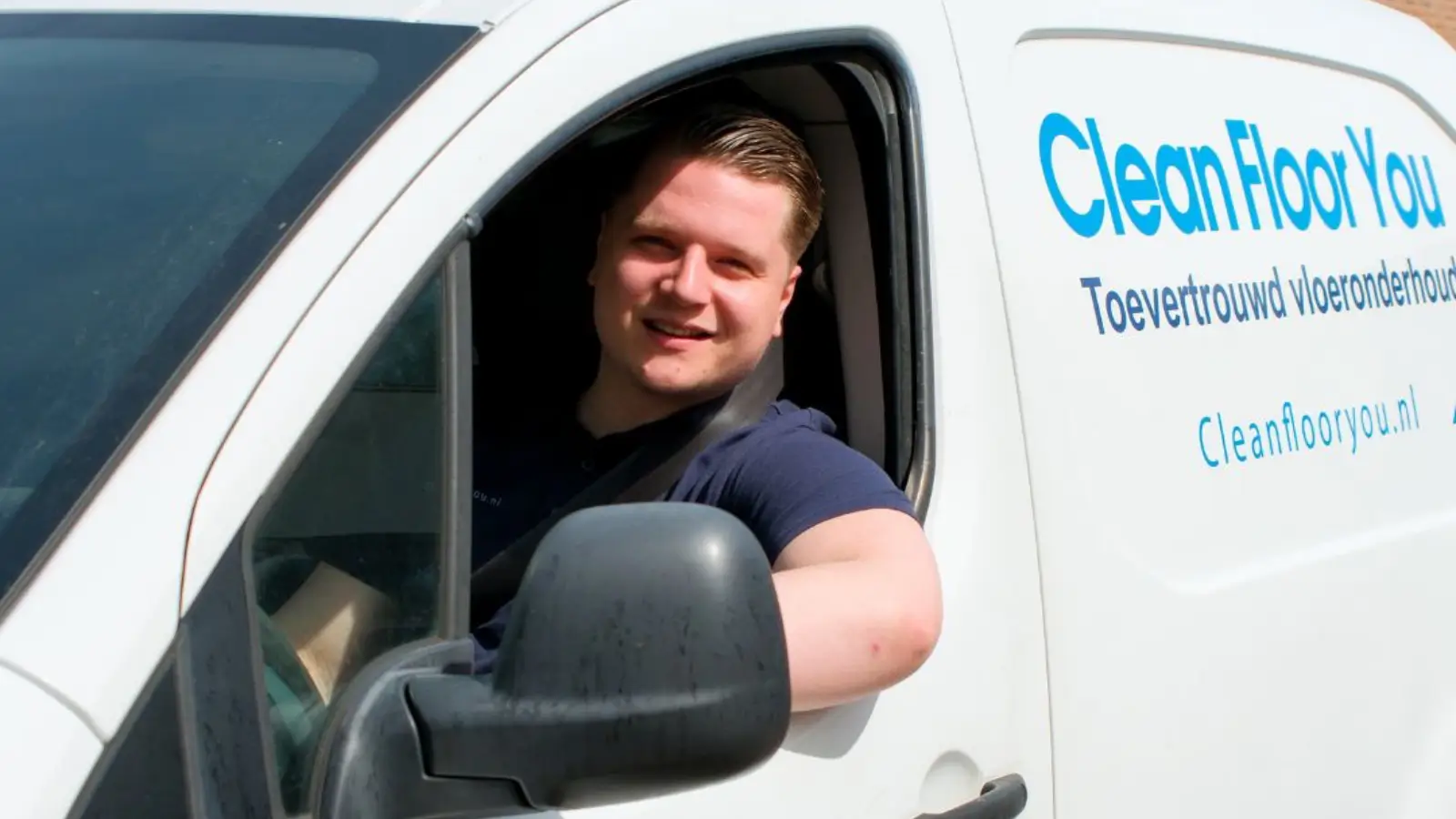 Max van Luijtelaar in witte bedrijfswagen met CleanFloorYou logo