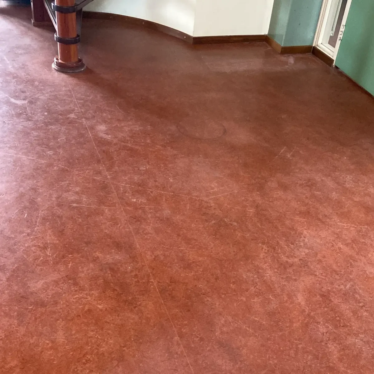 Marmoleum vloer voor behandeling