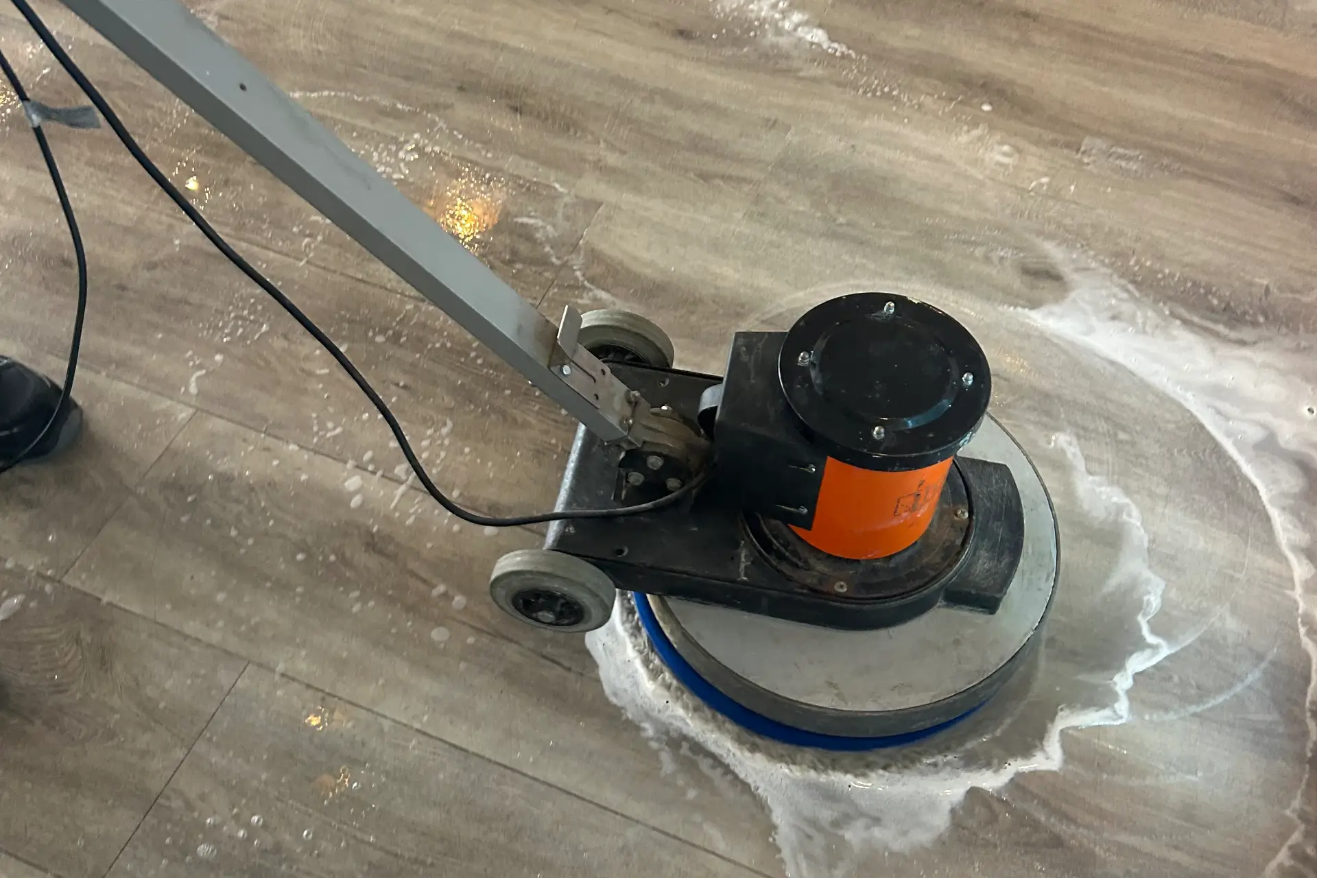 PVC vloerreininging met eenschijfmachine